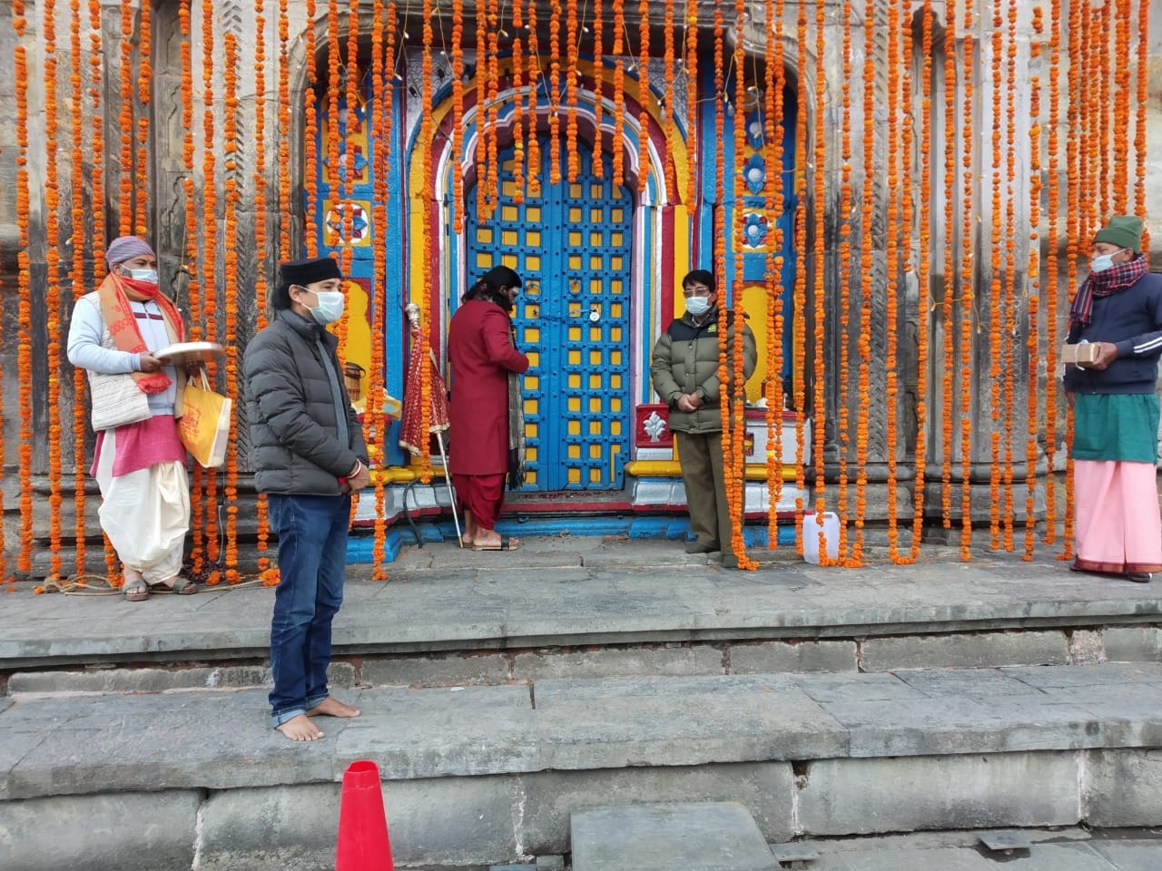 chardham kedarnath dham doors opened 16 people including priests involved in worship 349170