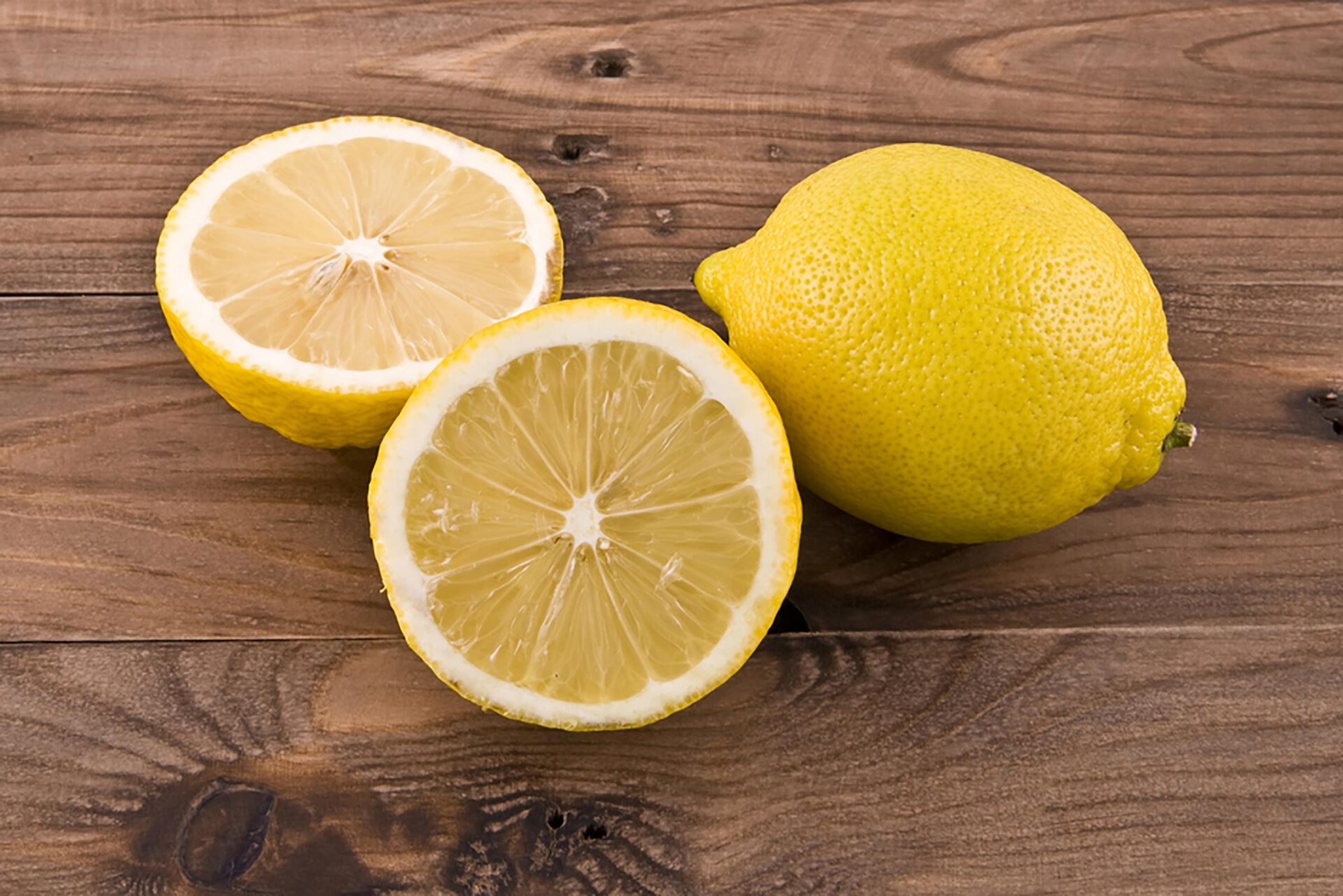 lemon Heres Why You Should Be Keeping a Lemon on Your Nightstand 104969006 valzan