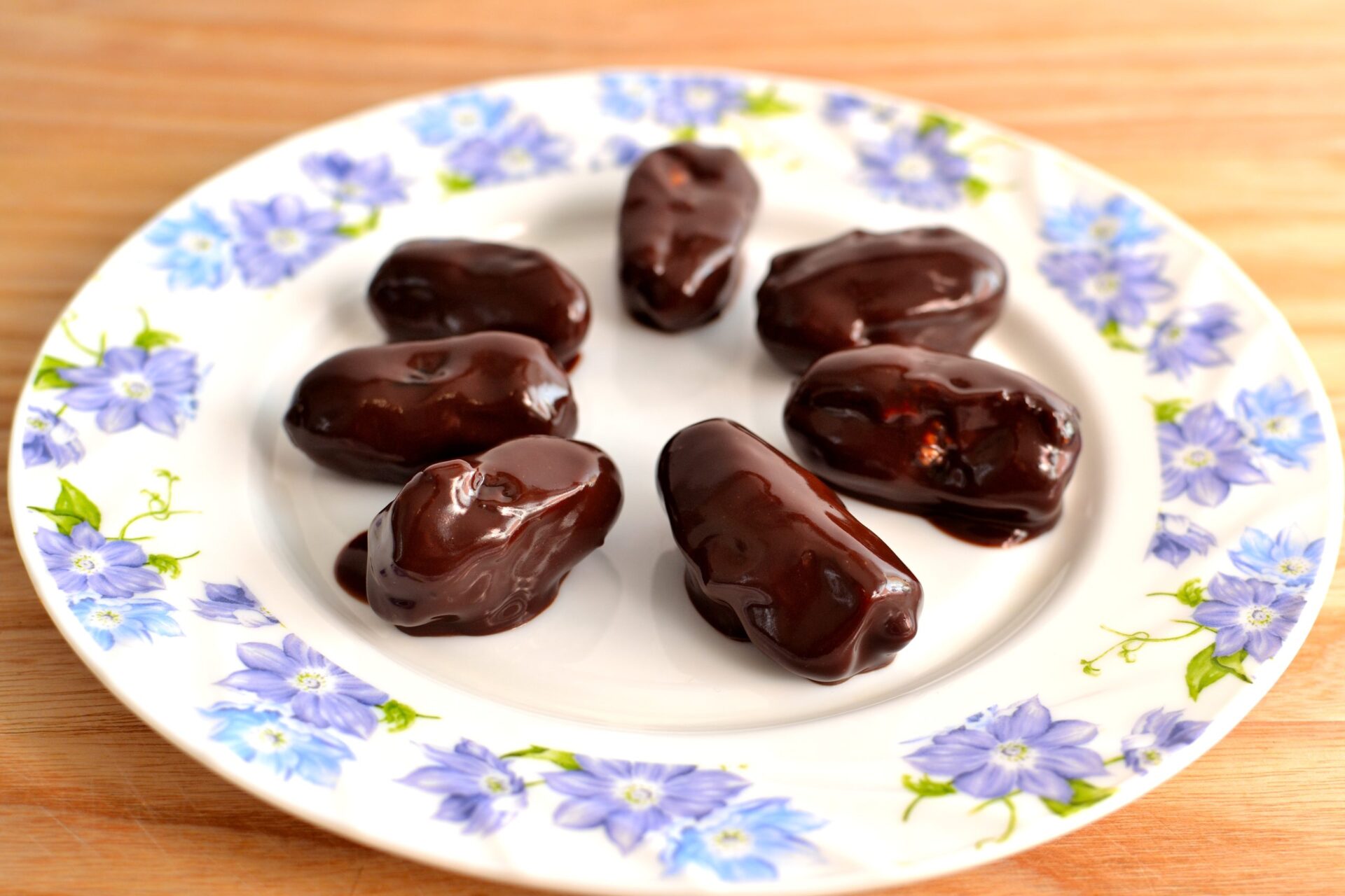 Make Chocolate Dipped Stuffed Dates Intro scaled