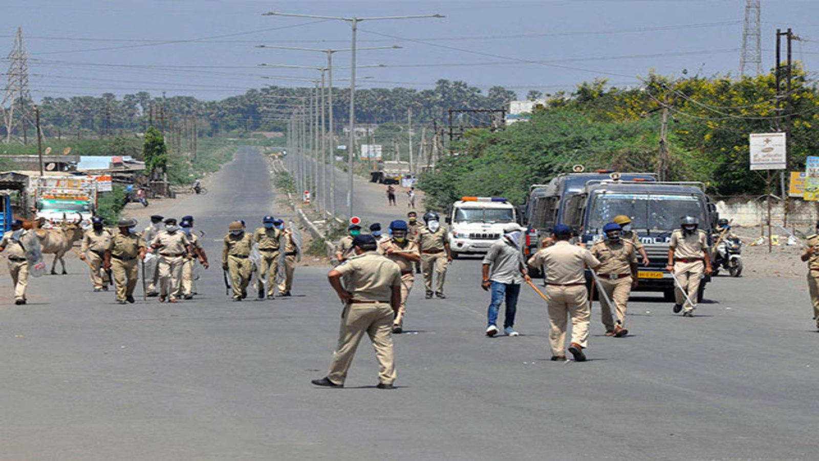 lockdown 3 0 migrant workers clash with cops in surat over 100 detained