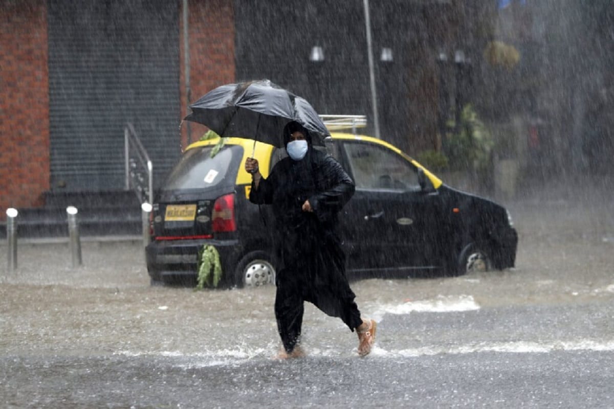 Heavy Rains Lash Parts of Mumbai and Neighbouring Districts IMD Predicts More Showers