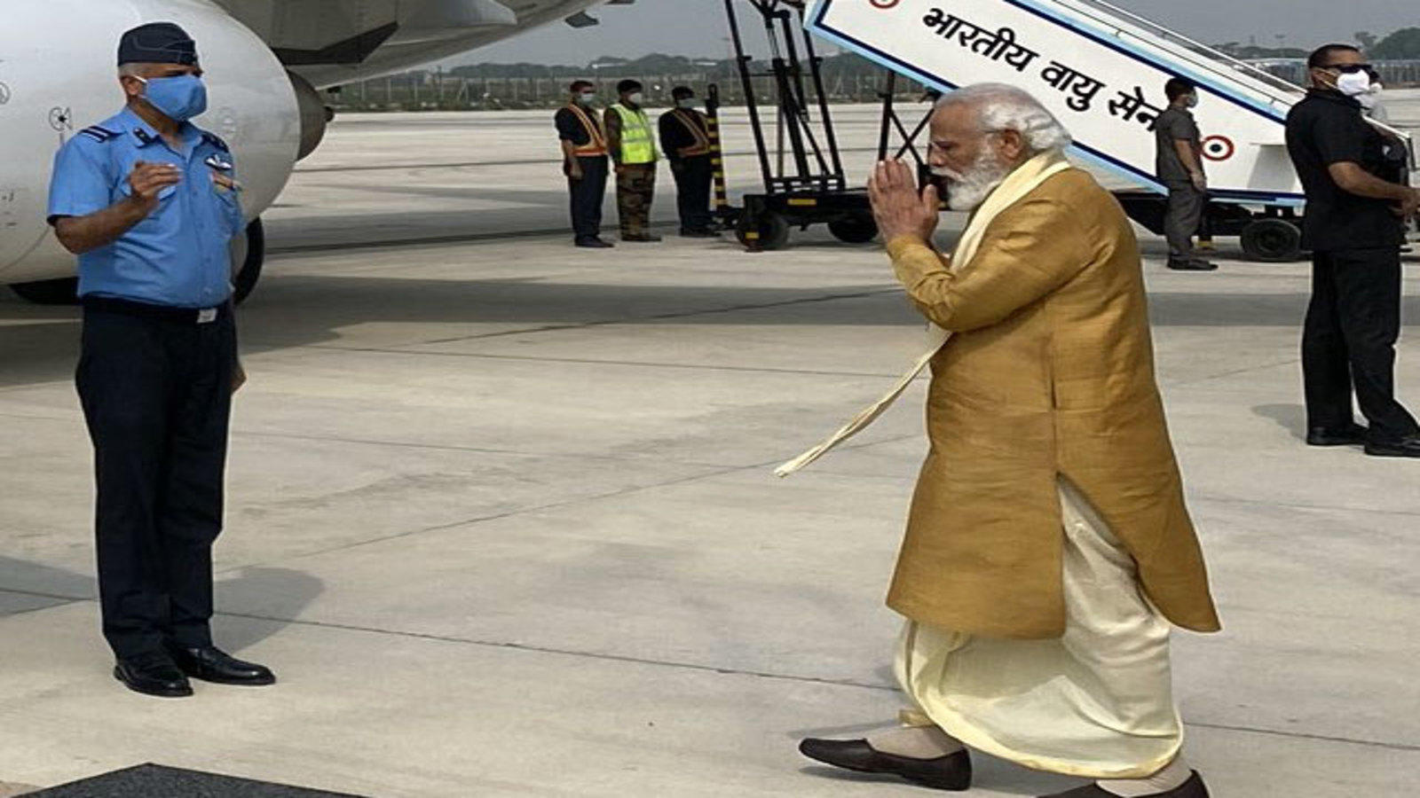 ram mandir bhoomi pujan pm modi leaves for ayodhya in traditional dhoti kurta