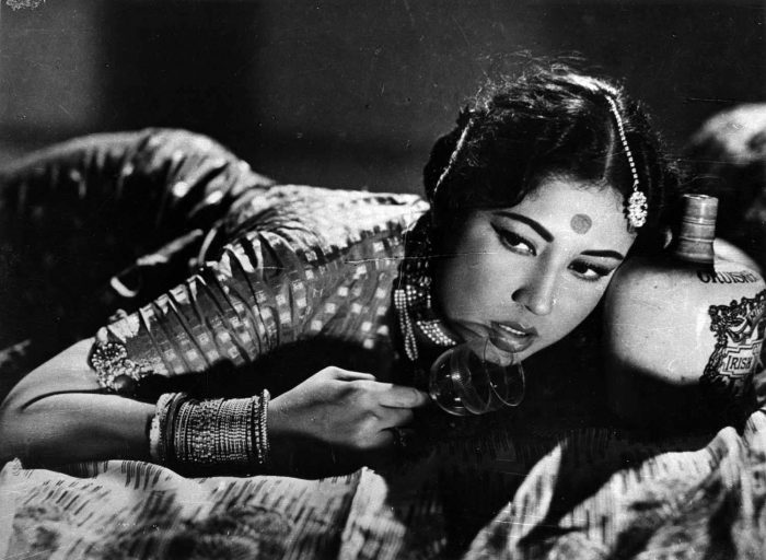 Meena Kumari 10 700x512 1 1