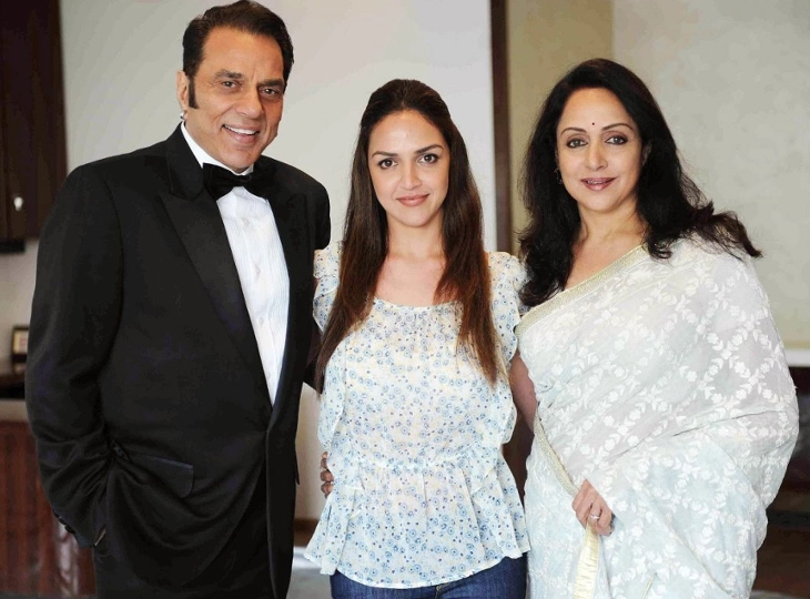 dharmendra hema malini and esha deol 1 1