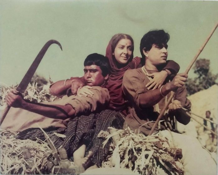 nargis and sunil dutt mother india 700x561 1