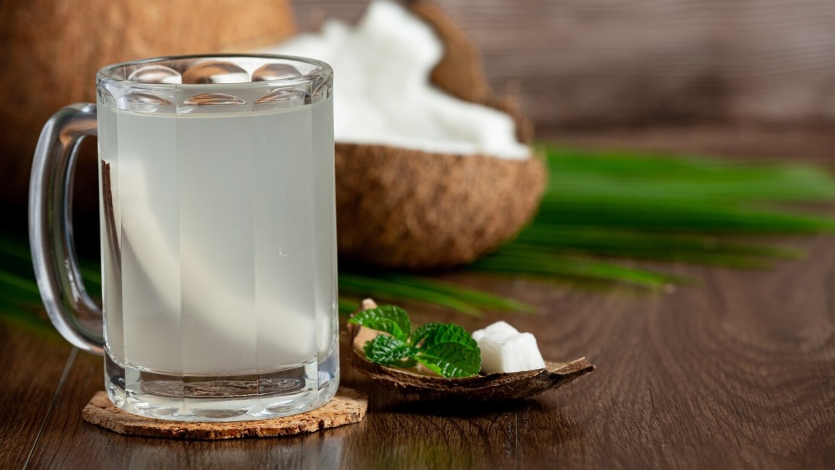 Coconut Water: કયા સમયે નારિયેળ પાણી પીવું વધુ ફાયદાકારક છે?