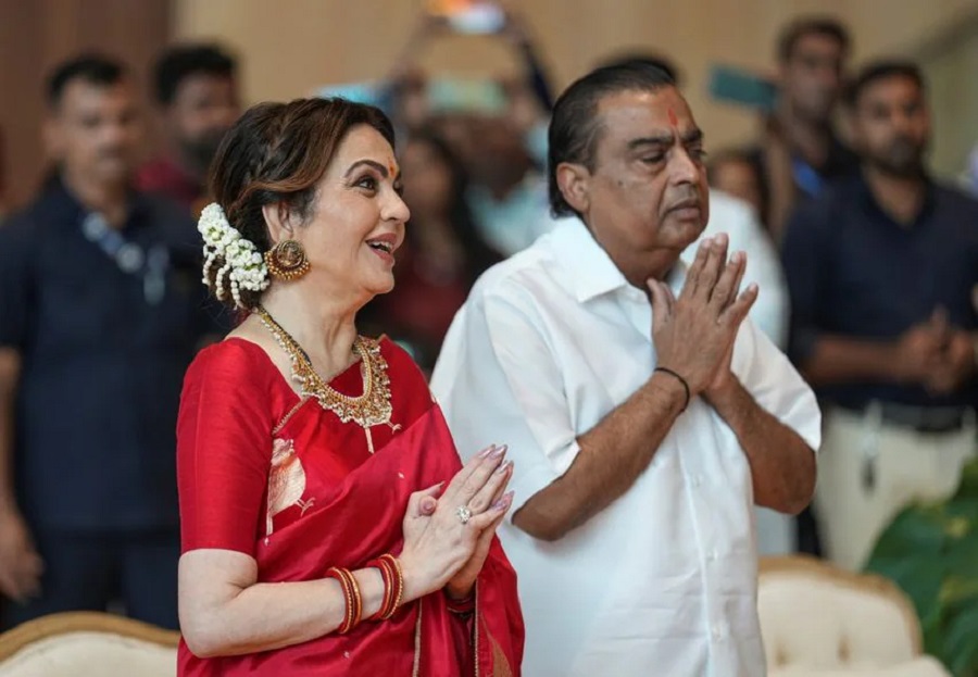 Nita Ambani: નીતા અંબાણીની લાલ સાડી પર શું લખ્યું છે?