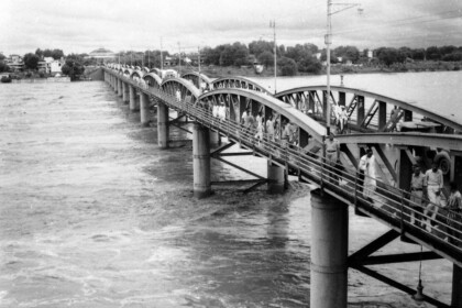 new and old ellis bridge in ahmedabad v0 m447lrdi4kj81