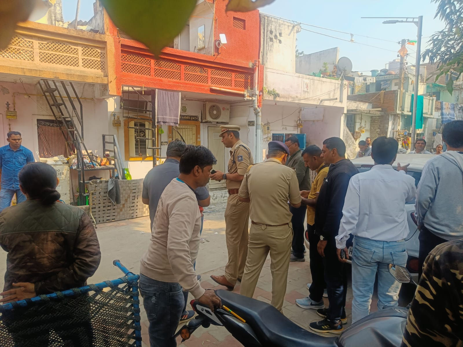 delivery person and parcel receiver both injured after parcel blast in sabarmati42