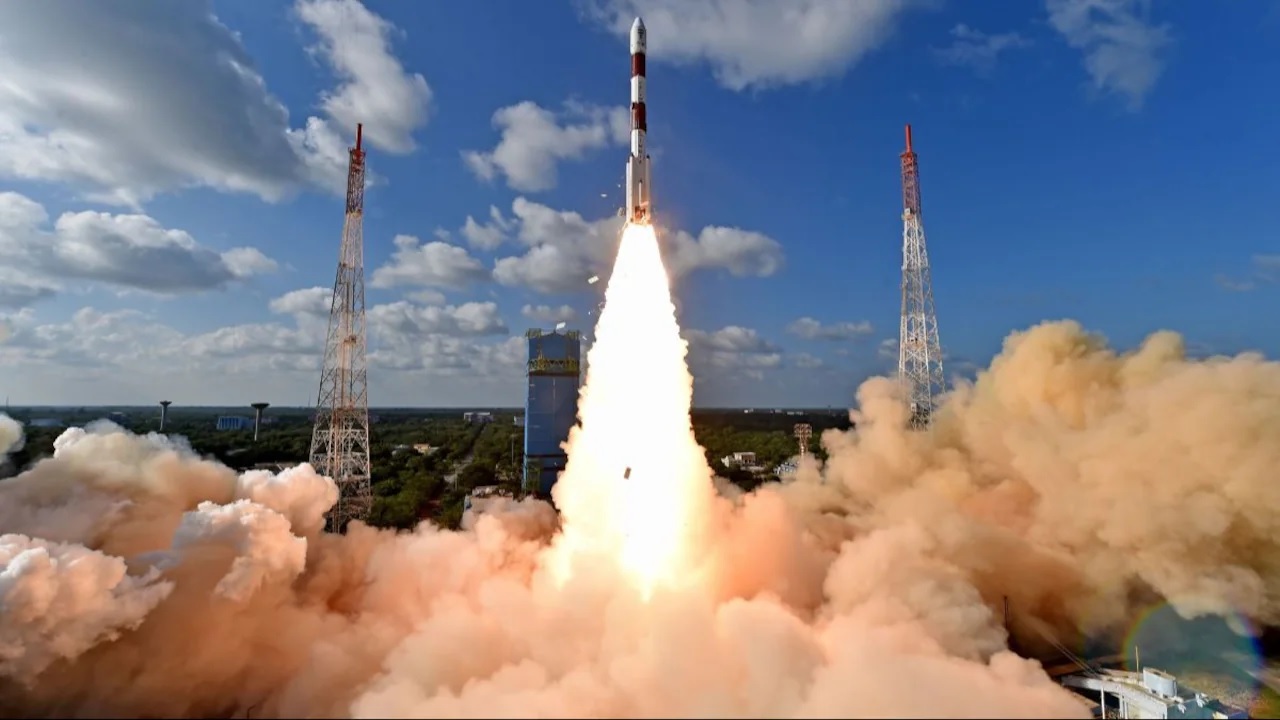 what is space docking isro spacecraft reached the launch pad know the purpose of this mission spadex pslv c60456