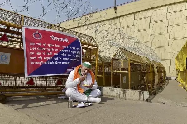 aligarh farmer protest on out side of dm office demand for removal of electric wires2