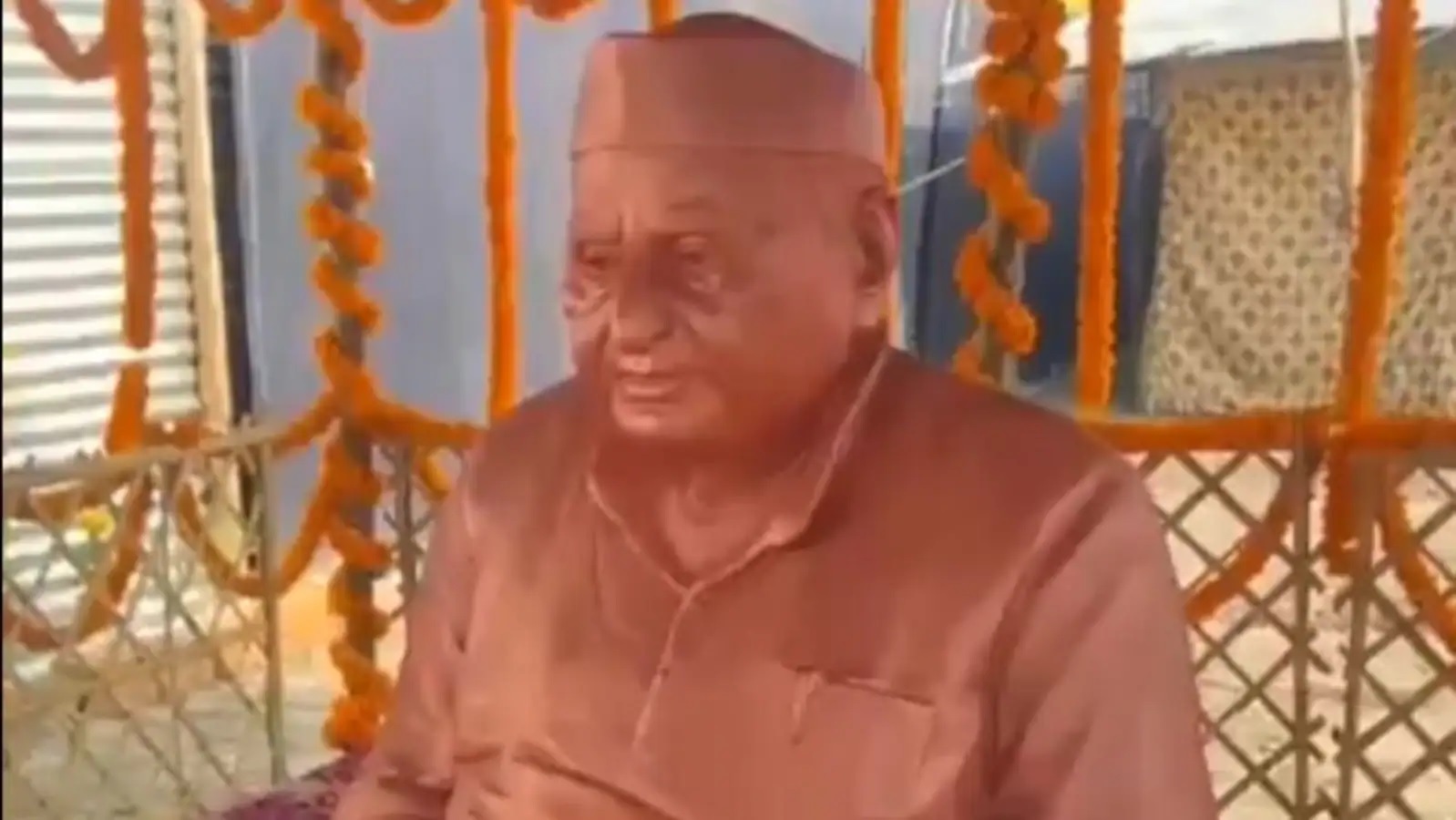 mahakumbh controversy over statue of mulayam singh yadav in mela akhara parishad