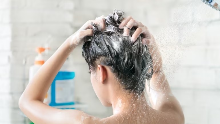 should hair be washed with hot water in winter or not know what the experts say1