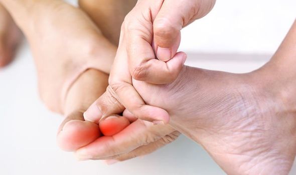 These 2 symptoms appear in hands and feet due to vitamin B12 deficiency in the body know the treatment method