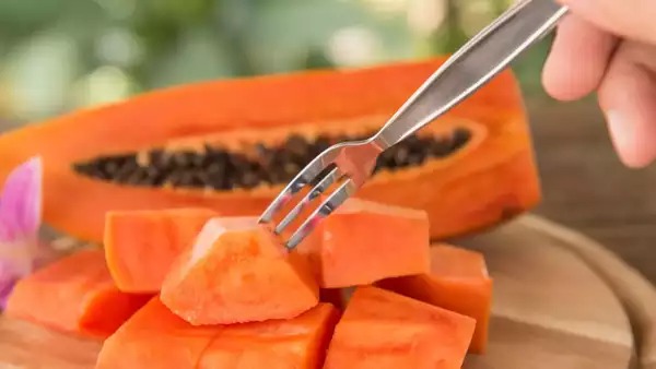 eat a bowl of papaya every day for clean stomach and weight loss2