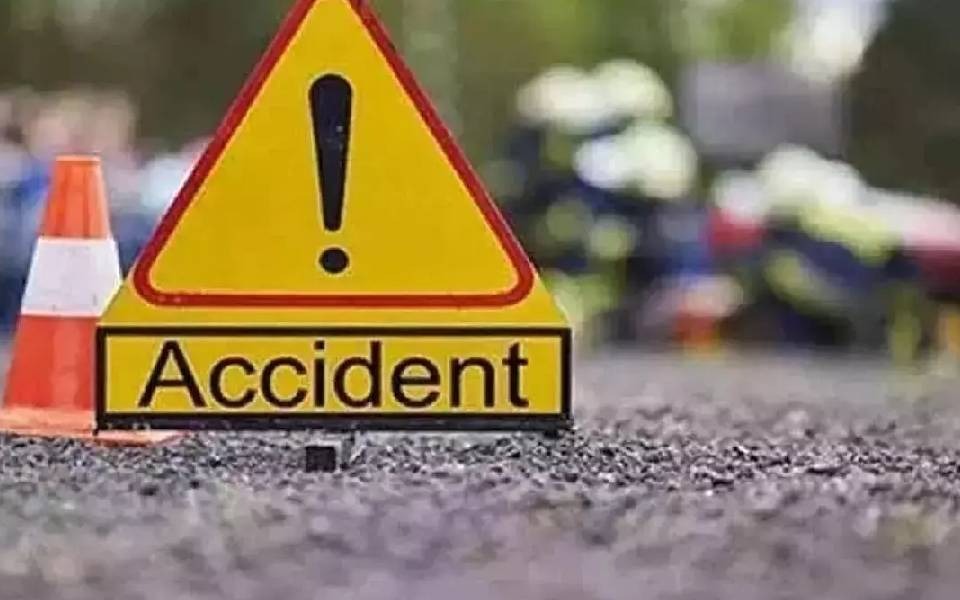 five tourists of west bengal killed five injured in road accident in gujarat