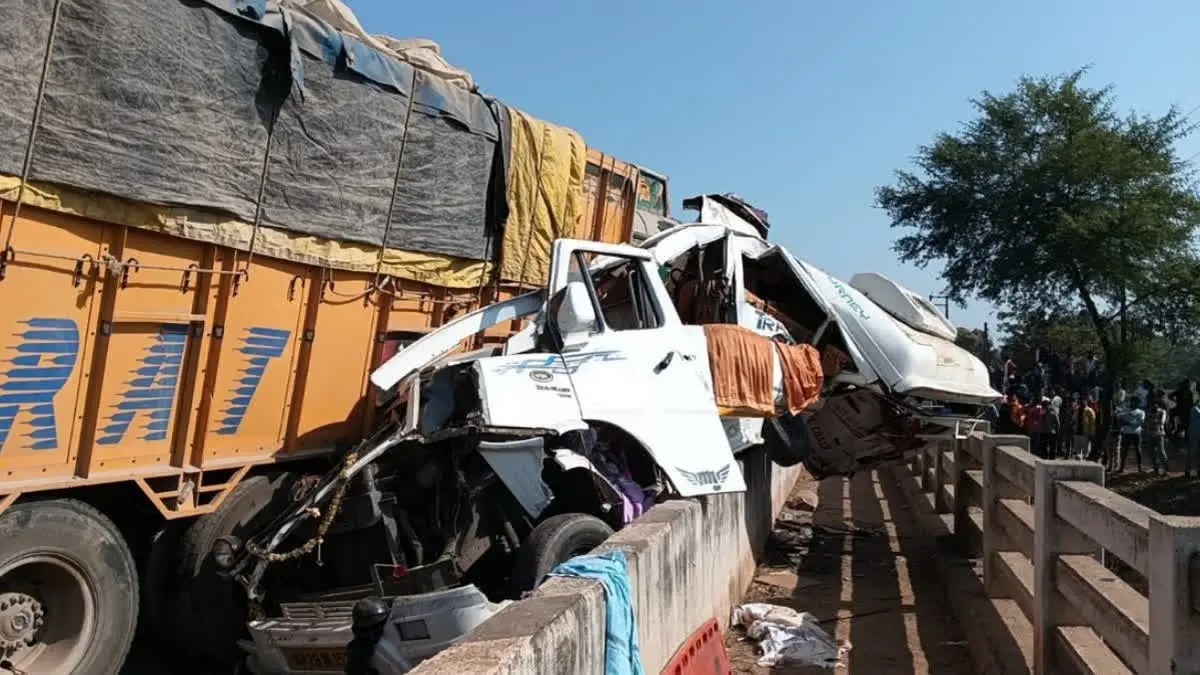 van truck accident carrying pilgrims from maha kumbh manny killed injured1